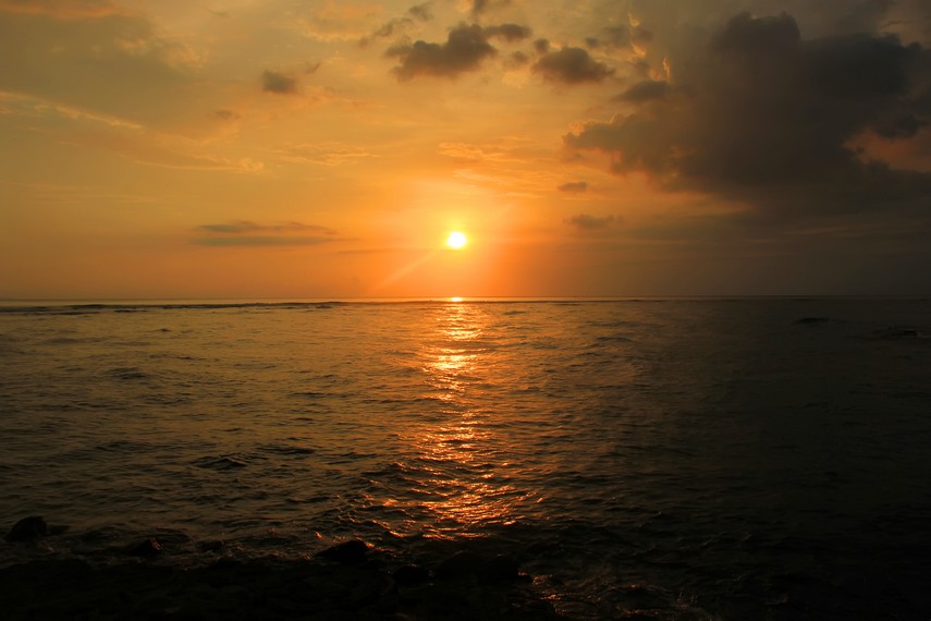 Pantai Senggigi menawarkan sebuah pemandangan cantik saat matahari terbenam
