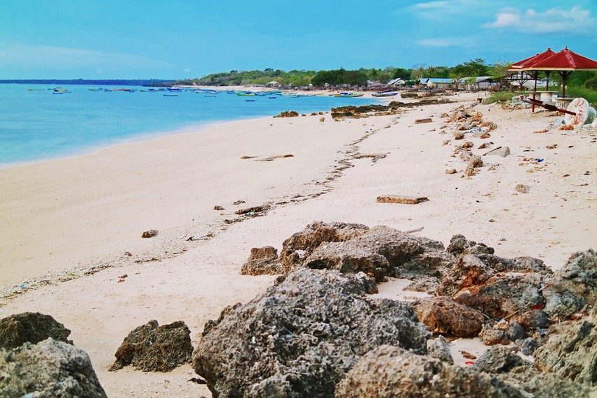 Pantai Tablolong selain menjadi daerah penghasil rumput laut terbesar untuk NTT