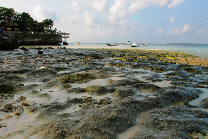 Pantai Tanjung Bira dilengkapi berbagai fasilitas penginapan di bibir pantainya