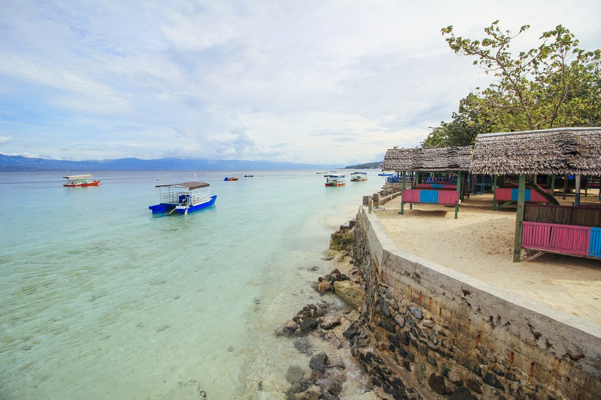 Pantai Tanjung Karang merupakan salah satu tempat pilihan yang sering dikunjungi oleh warga Kota Palu untuk menghabiskan waktu di akhir pekan