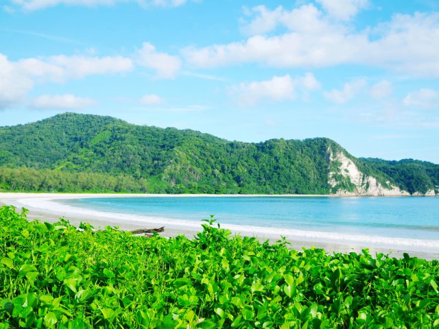 Perpaduan Pasir Putih dan Langit Biru di Pantai Tarimbang, Sumba Timur