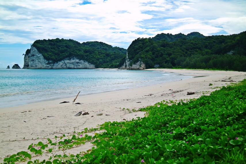 Pantai Tarimbang dapat ditempuh sekitar 3-4 jam perjalanan dari kota Waingapu