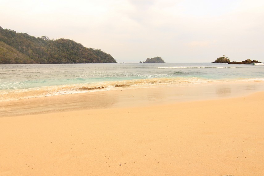 Pantai dengan pasir putih di Pulau Kiluan menjadi daya tarik tersendiri bagi para wisatawan
