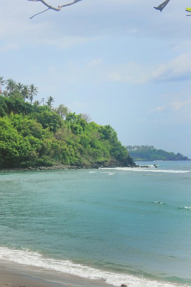 Pantai ini terletak di Kabupaten Lombok Utara, Lombok, NTB