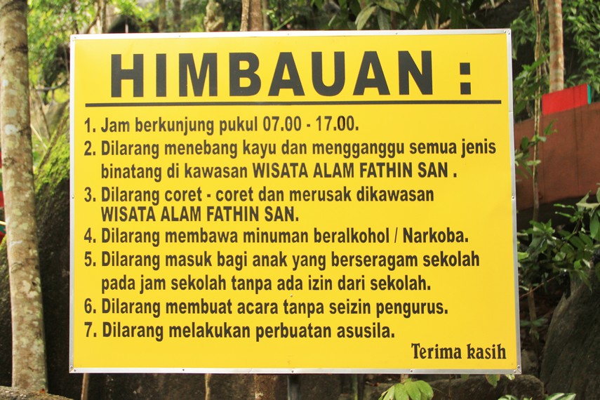 Papan informasi yang menegaskan pengunjung dilarang memakai seragam sekolah