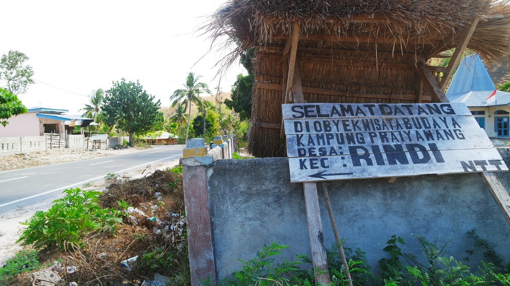 Papan petunjuk Objek Wisata Desa Praiyawang yang nampak tak terawat