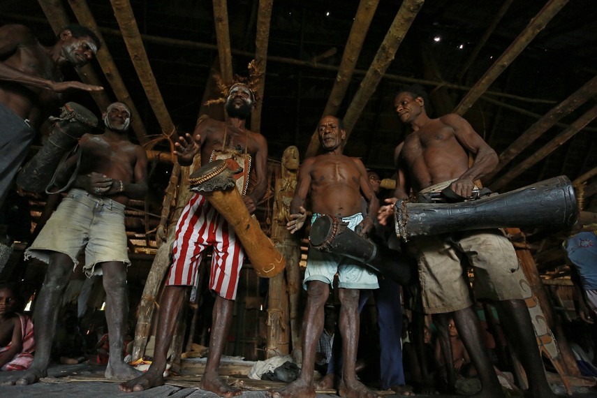 Para kaum pria pun ikut ambil bagian di dalam mengiringi tarian dengan irama musik tifa