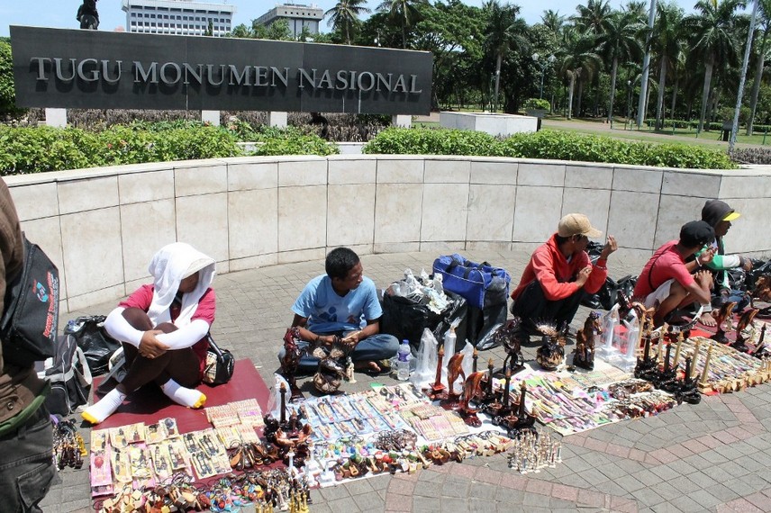 Para pedagang yang berjualan disekitar Monumen Nasional