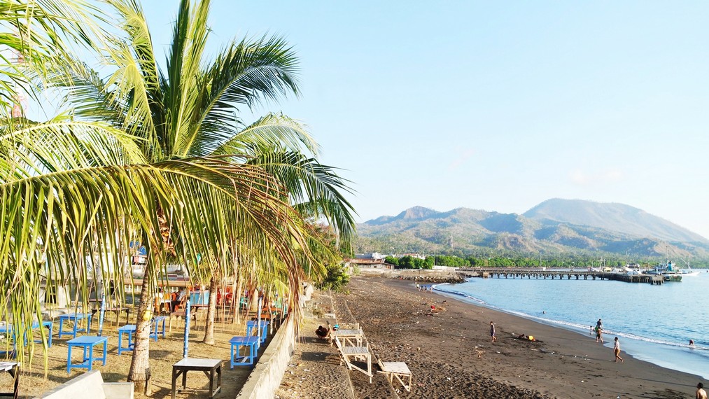 Para pengunjung Pantai Ria dapat duduk bercengkrama sambil menikmati suguhan jajan lokasl di sekitar pantai