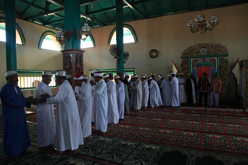 Para pengurus Masjid yang baru saja menunaikan ibadah Salat Jumat