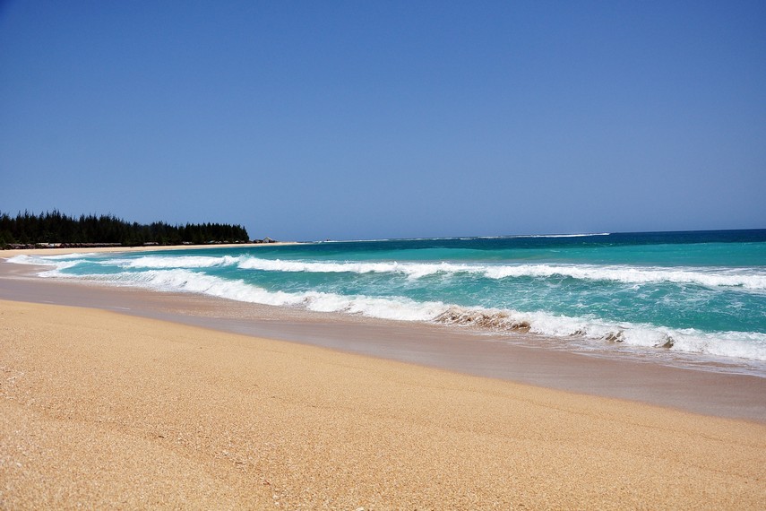 Para wisatawan asing menjadikan Pantai Lampuuk sebagai tempat surfing atau sekadar bersantai