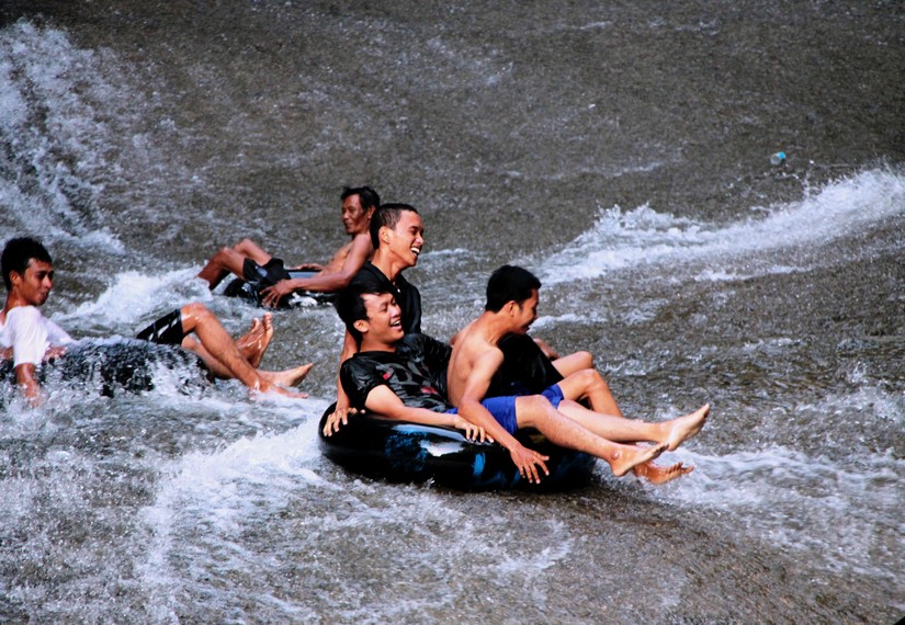 Para pengunjung bermain seluncur air di Taman Bantimurung