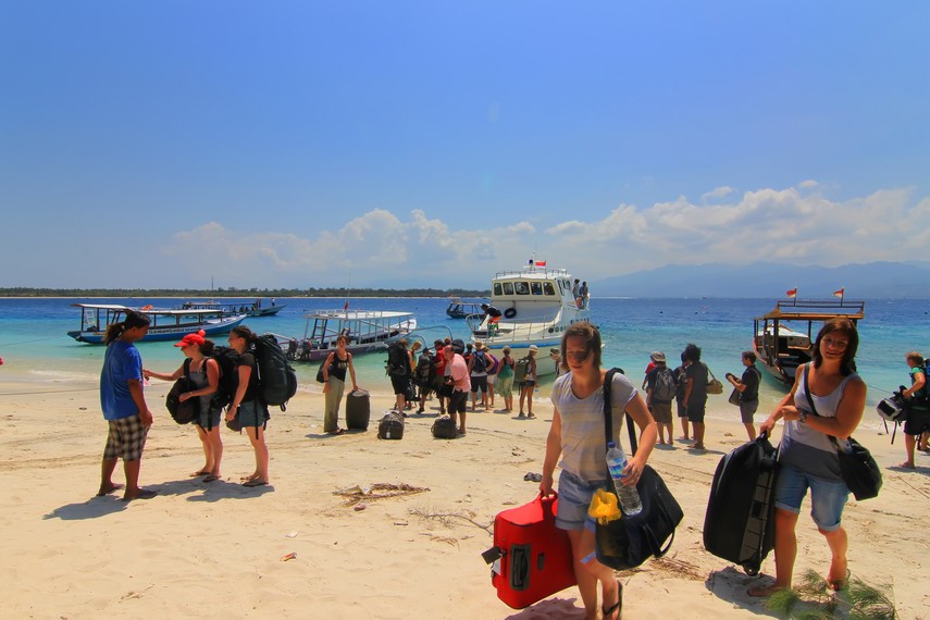 Para wisatawan mancanegara yang baru saja datang dari Pelabuhan Bangsal dan siap menikmati keindahan Gili Trawangan