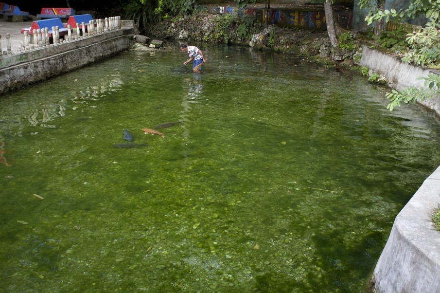 Parit sekaligus kolam di desa Waiselaka