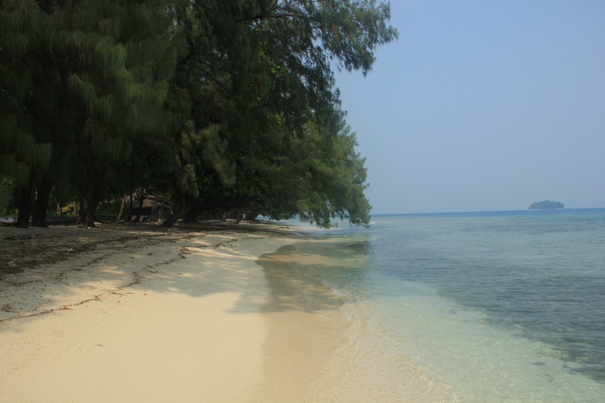 Pasir putih yang dapat dinikmati para pengunjung di Pulau Bira