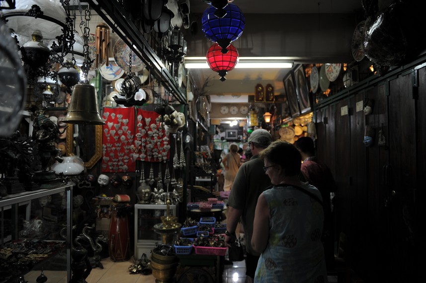 Pasar Triwindu merupakan salah satu tujuan utama bagi pemburu barang antik dari dalam maupun luar negeri
