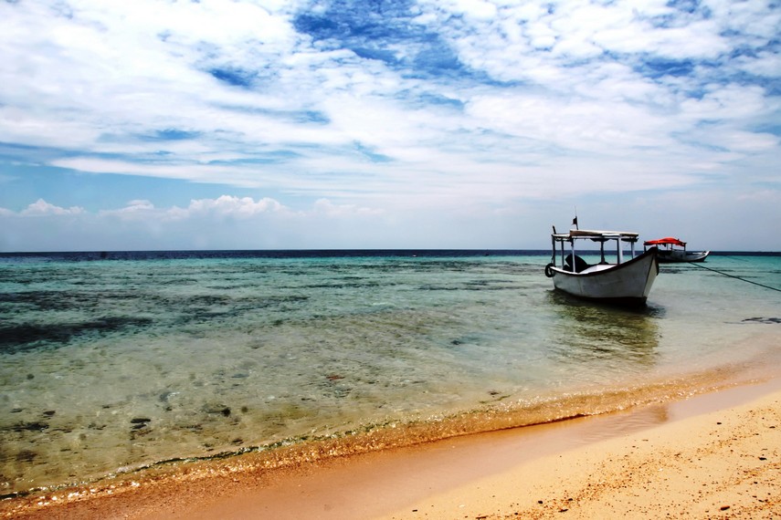 Pasir dan air laut yang masih bersih di seputaran pulau Barang Caddi