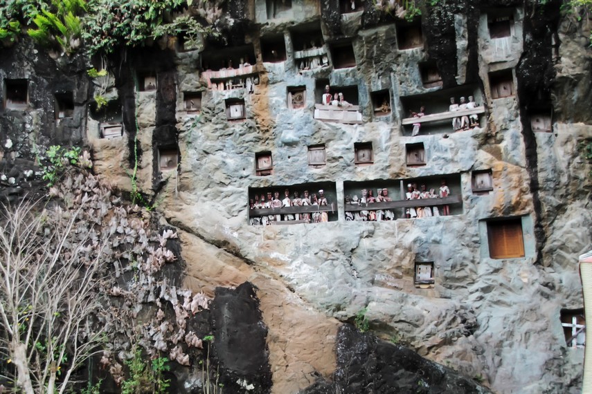 Patung-patung yang diletakan pada tebing-tebing gua menjadi pemandangan tersendiri di Gua Lemo