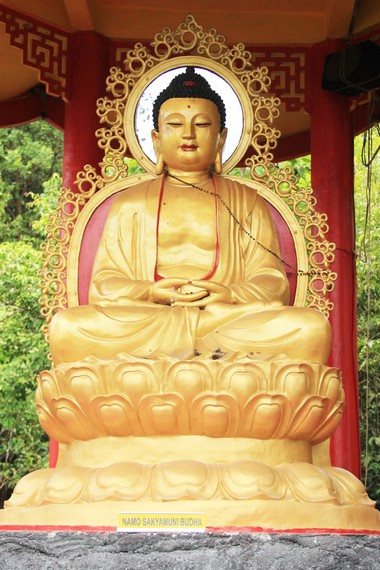 Patung Budha bercat emas yang terletak di bagian tinggi wilayah Fathin San