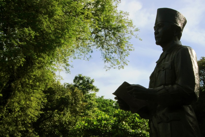 Patung Bung Karno yang sedang membacakan teks proklamasi kemerdekaan Republik Indonesia
