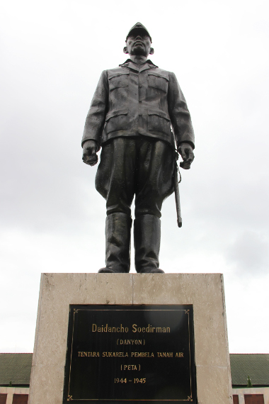 Patung Jenderal Soedirman. Beliau merupakan tentara PETA berpangkat Daidancho atau setara dengan Komandan Batalyon (Letkol)