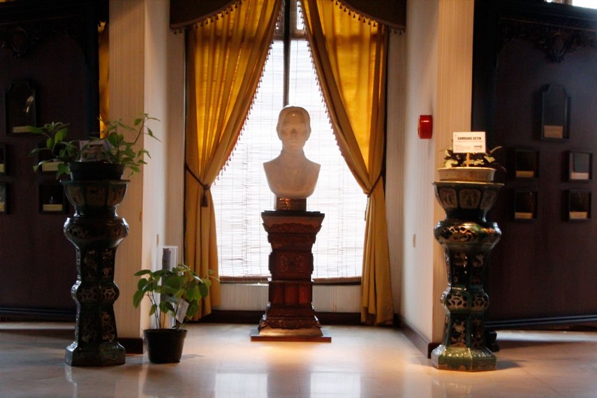 Patung Nyonya Meneer yang berada di salah satu sudut Museum Jamu Nyonya Meneer