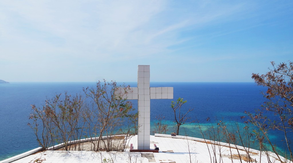 Patung Salib Putih yang biasa digunaan sebagai tempat beribadah