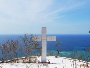 Menikmati Keindahan Maumere dari Bukit Salib Tanjung Kajaluwu