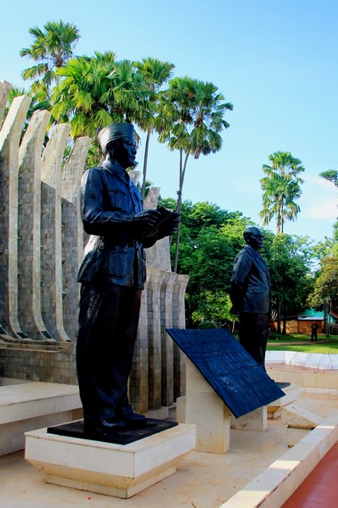 Patung Soekarno dan Hatta sedang membacakan teks proklamasi kemerdekaan Indonesia