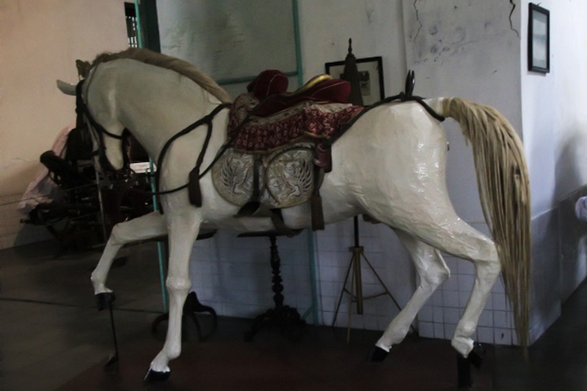 Patung kuda yang menjadi penarik kereta kuda juga terdapat di salah satu sudut museum