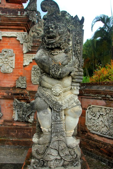 Patung yang dipercaya sebagai penjaga Pura Lingsar