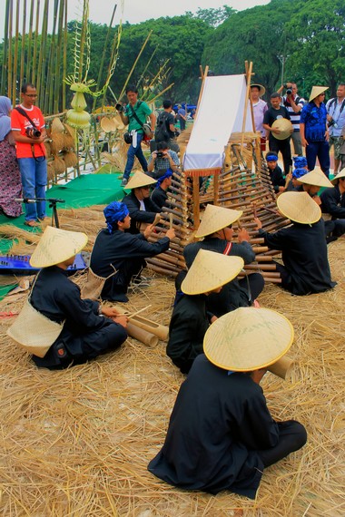 Pemain calung renteng memakai caping dan pakaian adat Banten Kidul