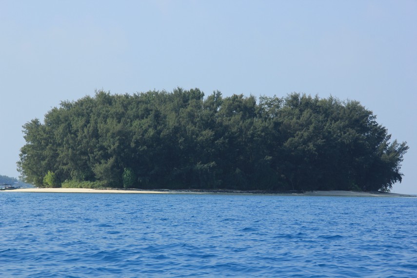 Pemandangan Pulau Kotok yang terlihat dari kejauhan
