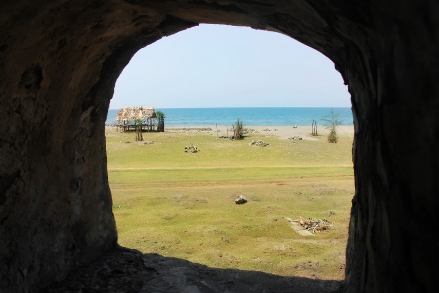 Pemandangan laut lepas dari salah satu lorong pengintaian di Benteng Indra Patra