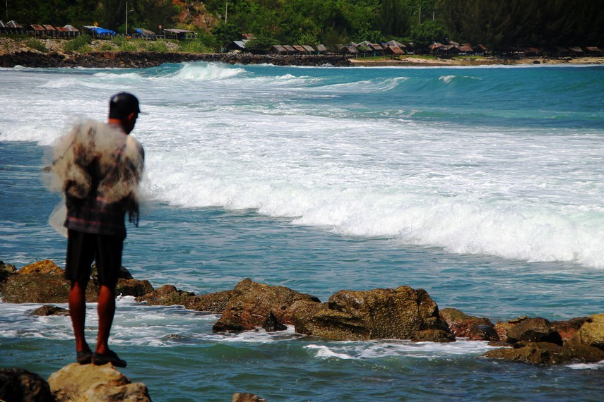 Pemandangan nelayan lokal  mencari sasaran untuk menebar jala menjadi pemandangan menarik di Pantai Lhoknga
