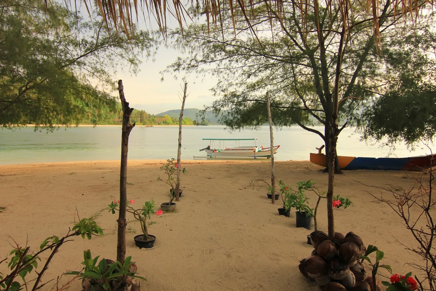 Pemandangan yang dapat disaksikan dari restoran yang langsung menghadap ke pantai di Gili Sudak