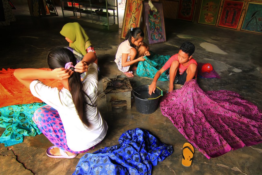 Pembuatan batik sasambo dimulai dari pemilihan kain katun, sketsa pensil, dan pewarnaan