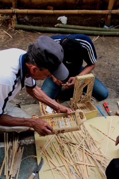 Banyaknya tanaman bambu dimanfaatkan masyarakat Desa Wisata Lakkang sebagai berkah untuk menciptakan benda-benda unik