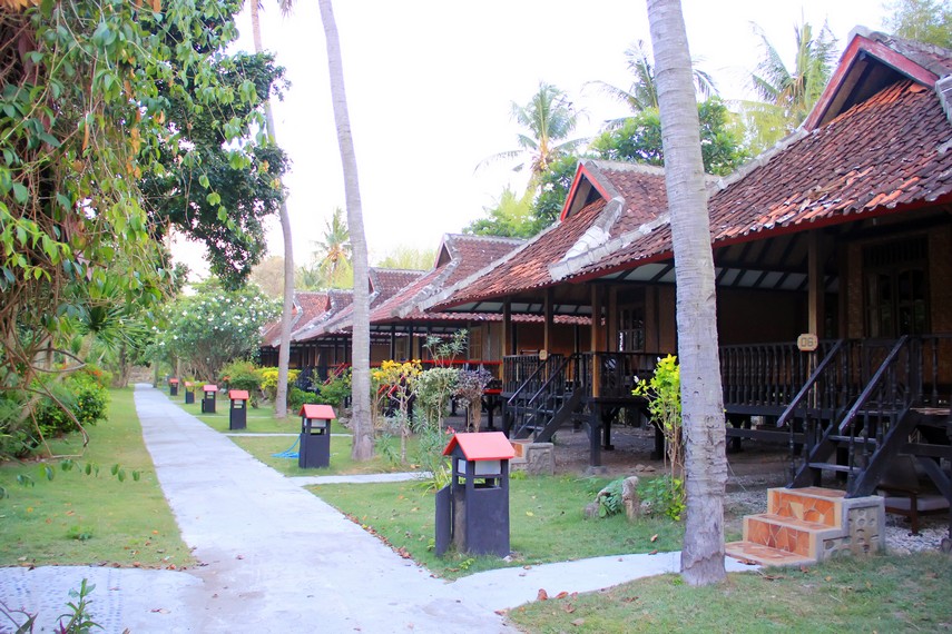 Penginapan bergaya rumah adat tradisonal Sumbawa tersedia bagi para pengunjung