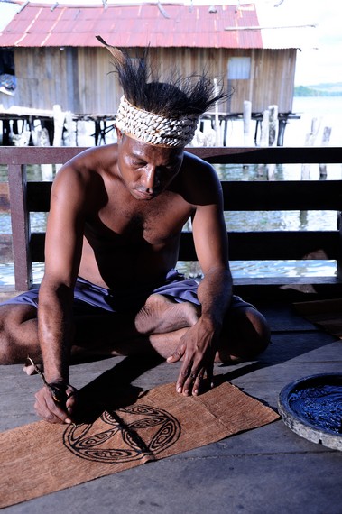 Pengrajin atau pelukis Kulit Kayu