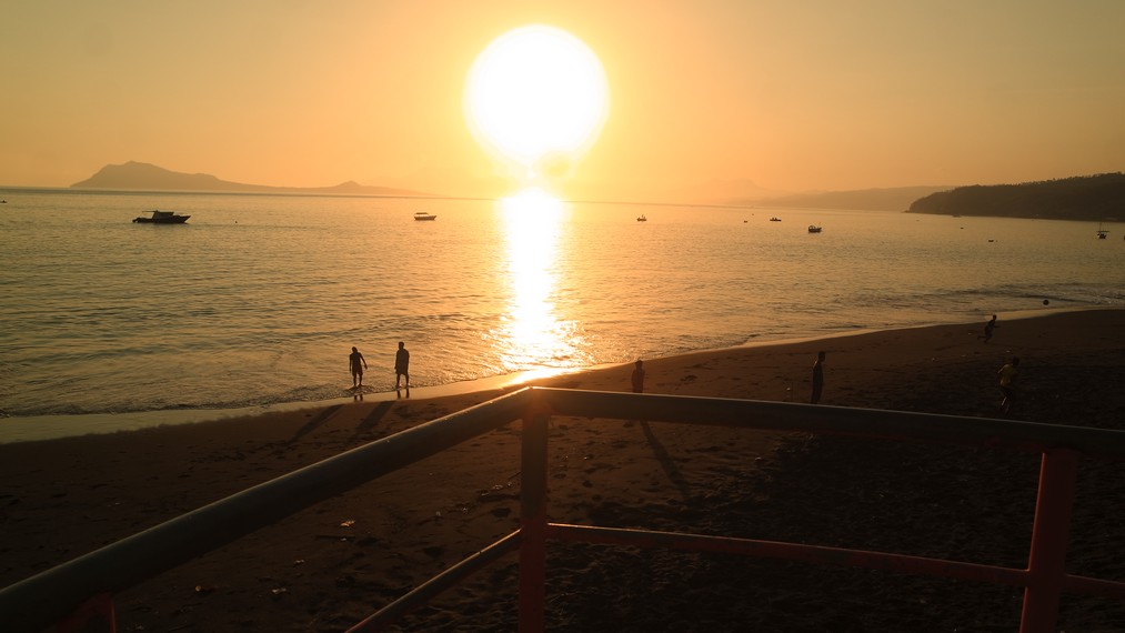 Pengunjung dapat menyaksikan panorama sunset yang hilang perlahan di atas punggungan Pulau Ende