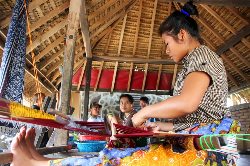 Pengunjung dapat menyaksikan para wanita di Desa Sukarara membuat kain songket dari alat tradisional