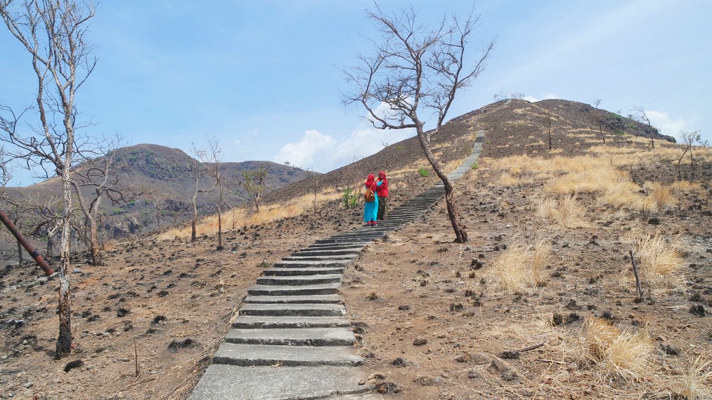 Pengunjung harus menaiki 300 anak tangga untuk sampai ke puncak bukitnya