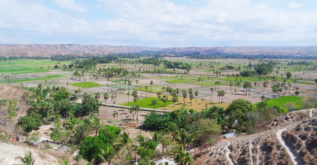 Pengunjung juga dapat melihat panorama Kota Waingapu dan sekitarnya ditemani oleh eloknya Sungai Kambaniru