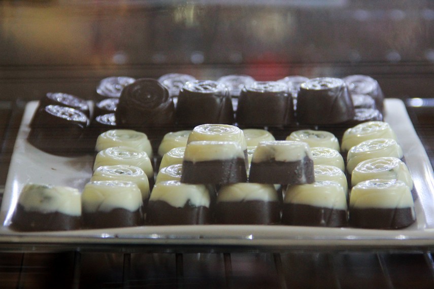 Pengunjung yang datang ke gerai dapat menikmati coklat yang disajikan oleh pihak pengelola secara gratis