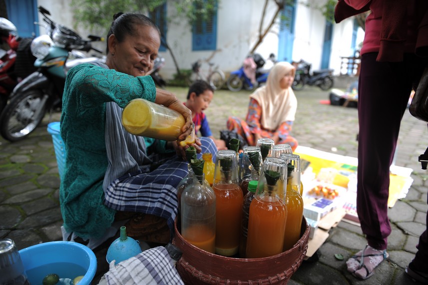 Penjual jamu gendong masih dapat ditemui di Yogyakarta atau Solo