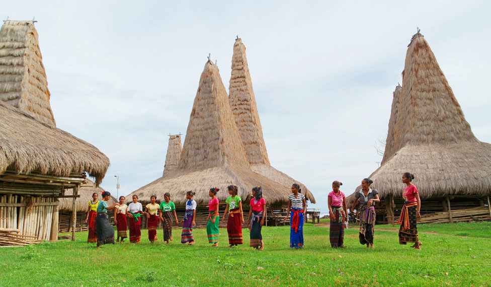 Penyambutan tarian khas Sumba oleh remaja wanita Desa Ratenggaro