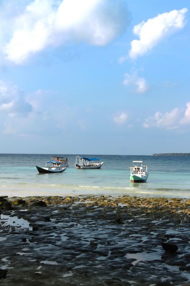 Bosan dengan Pantai Tanjung Bira, pengunjung dapat menyewa perahu untuk menuju Pulau Selayar