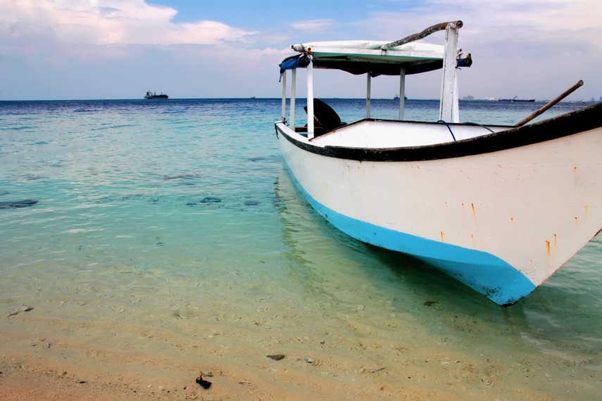 Perahu motor yang siap mengantarkan wisatawan ke pulau-pulau kecil di Makassar