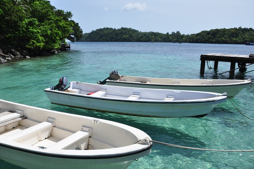 Perahu berukuran kecil dapat mengantarkan kita berkeliling dan singgah ke Pulau Rubiah